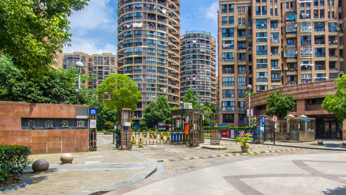 舟宿云庭外景图