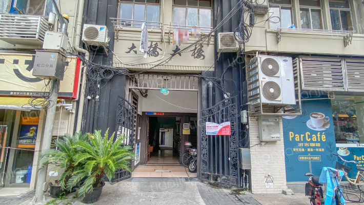 大桥大楼外景图