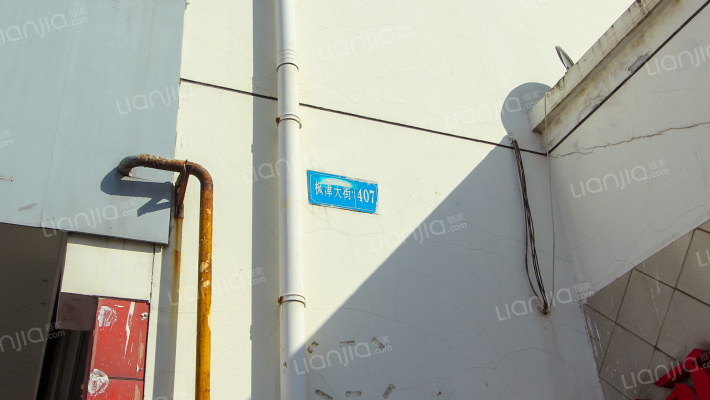 河畔人家外景图