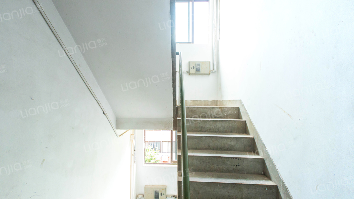 东航龙华苑外景图