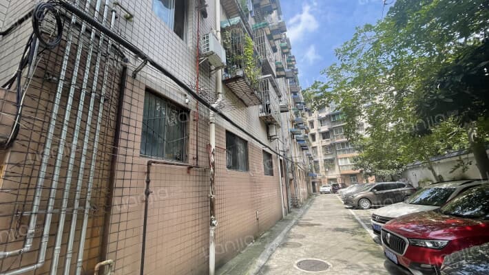 西和公寓同育街外景图