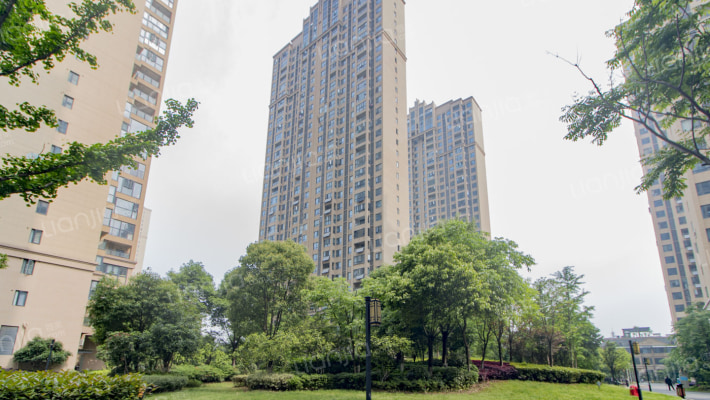 卧龙墨水湖边外景图