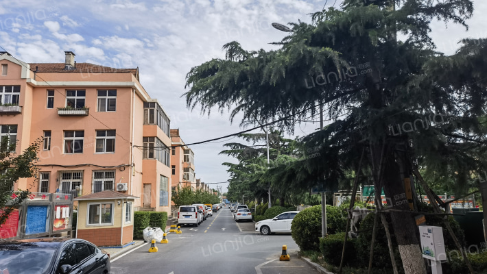 娄山后村外景图