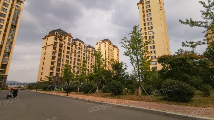 中拥塞纳城外景图