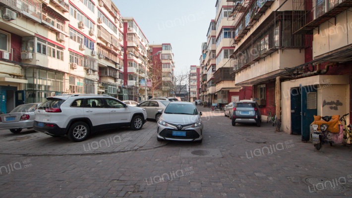 建姜西里外景图