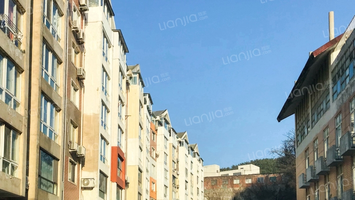 隆富山庄外景图