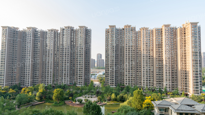 东尚观湖外景图