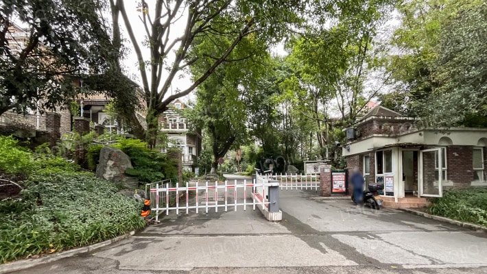 晋愉绿岛蓝溪外景图