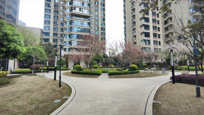 融创观玺台花园外景图