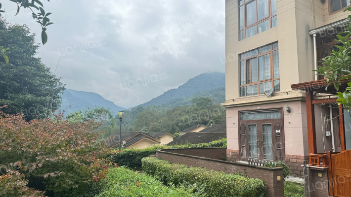 青城依山郡外景图