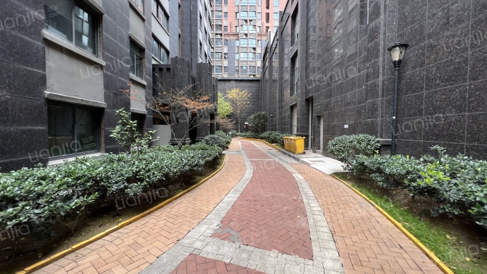 宝利丰广场外景图