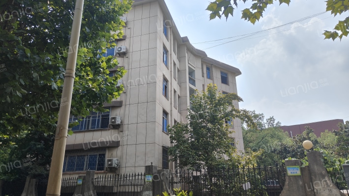 湖北省财税职业学院宿舍外景图