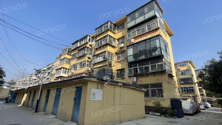 养鸡厂宿舍外景图