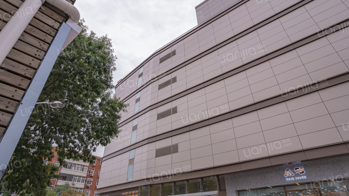 麦购休闲广场外景图