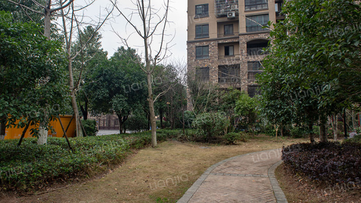 水映加州依云郡外景图