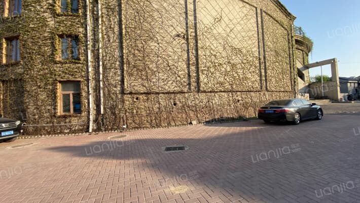 巴黎世家外景图