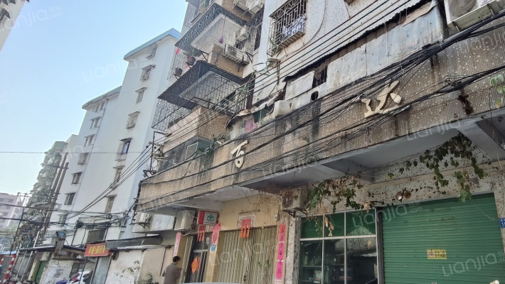 麦地直街外景图