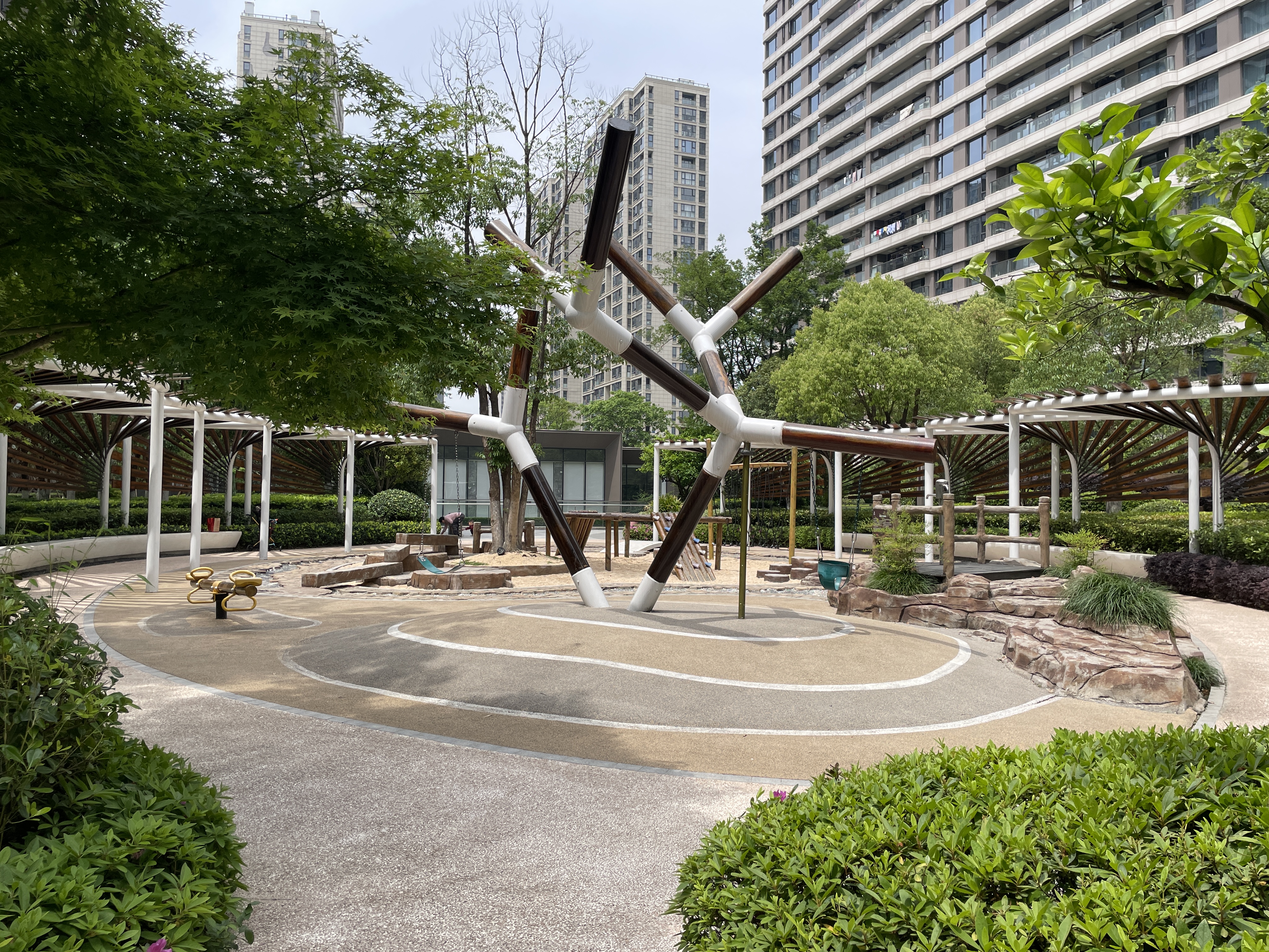 Metropolis Forest compound photo 5