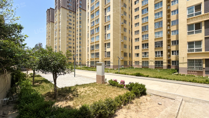 雅居临城外景图