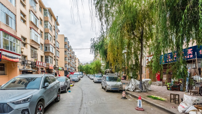 银行家属楼外景图