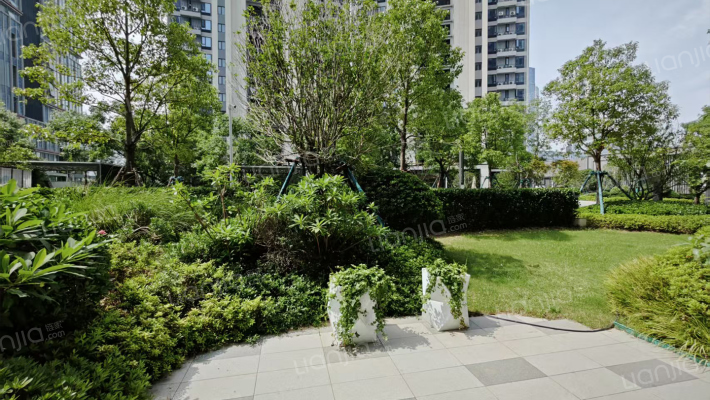 万科东湖堤白外景图