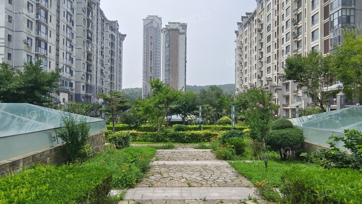 中拥蓝天下外景图