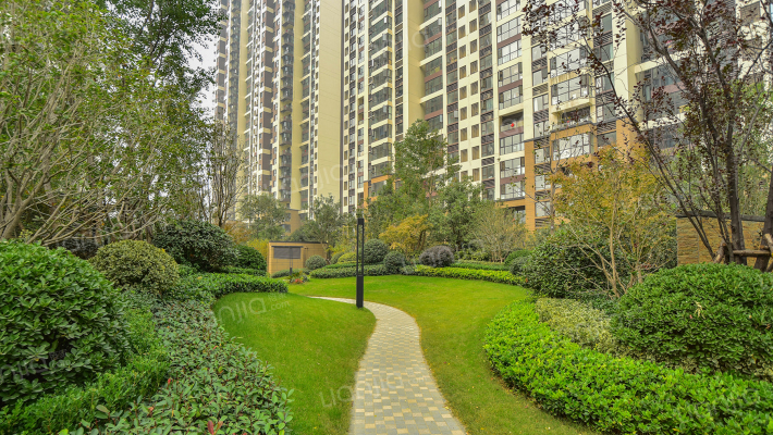 美景麟起城外景图