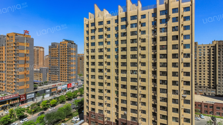 金寓春城外景图