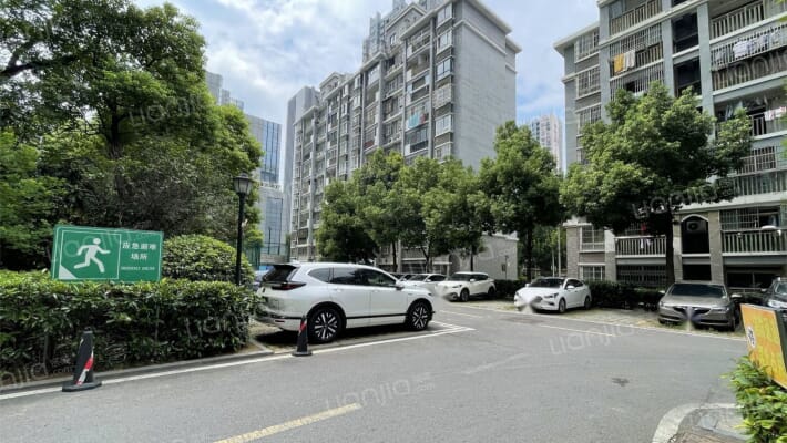 通和易居教师楼外景图