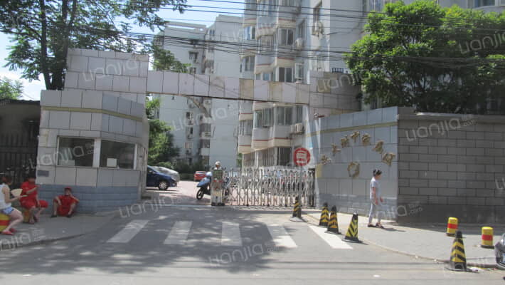 民族大学附属中学家属楼外景图