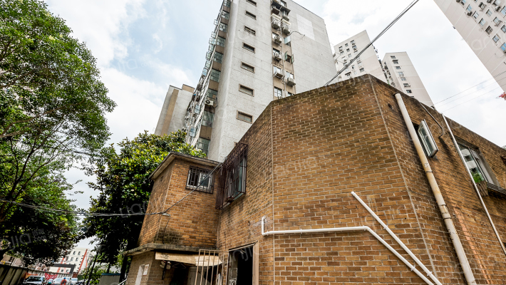 安龙大楼外景图