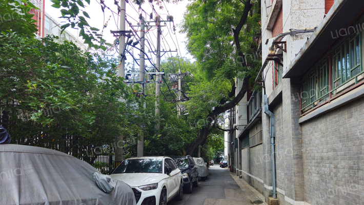 警尔胡同外景图