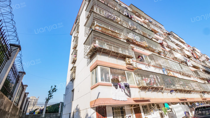 新建区一中宿舍外景图