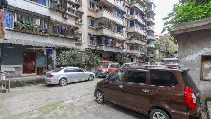 弹一村药厂小区外景图