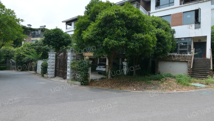 香格里麓山别墅外景图