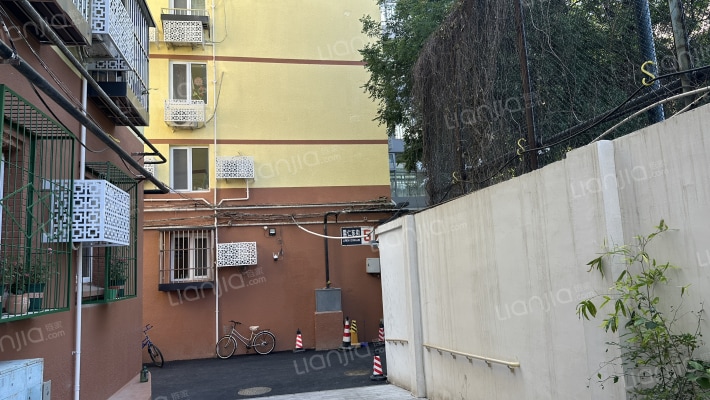 里仁东街外景图