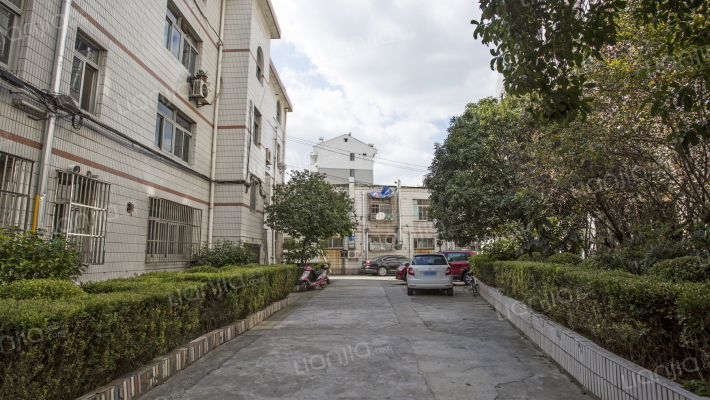 东八公寓中区外景图