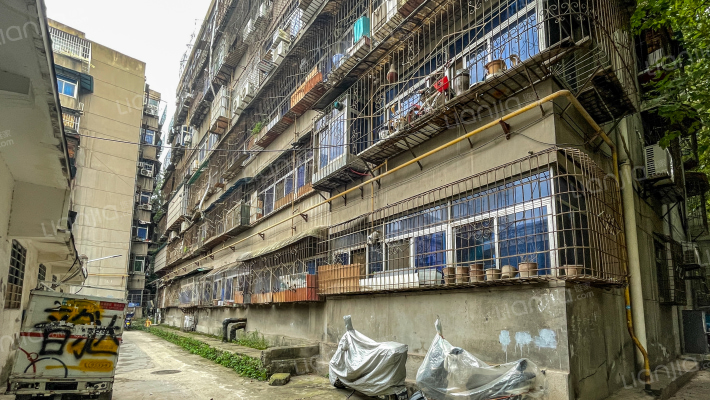 晨钟服装厂家属院外景图