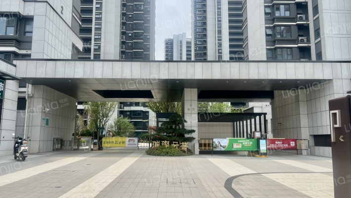 璀璨云著外景图