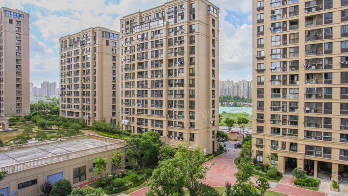 格兰晴天外景图