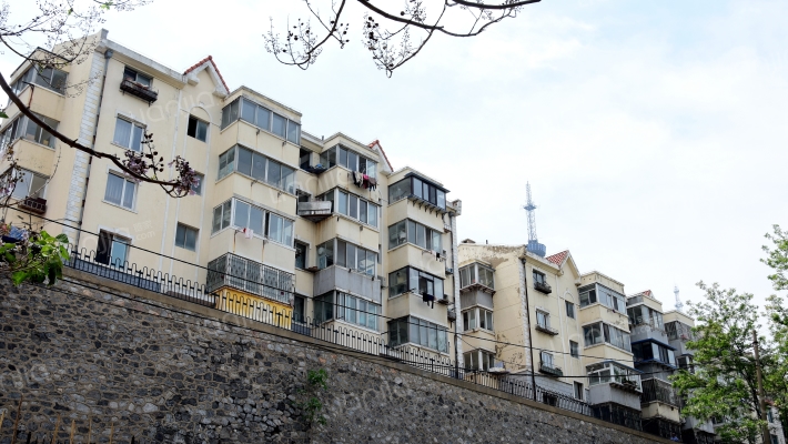 34中林荫巷外景图