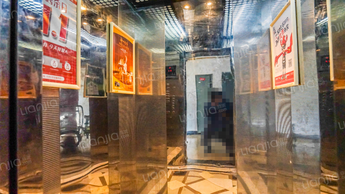 金色湖滨外景图