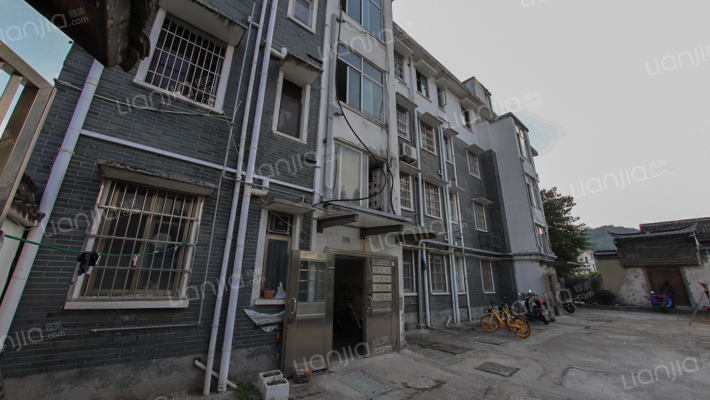 水沟沿路外景图