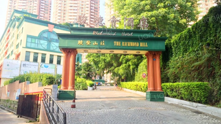 骏发山庄外景图