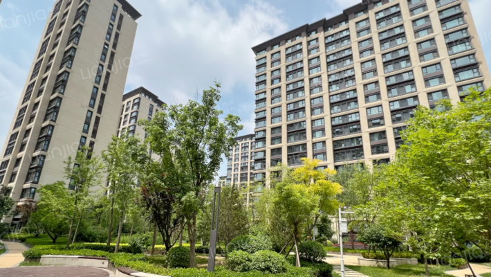 中铁华侨城和园外景图