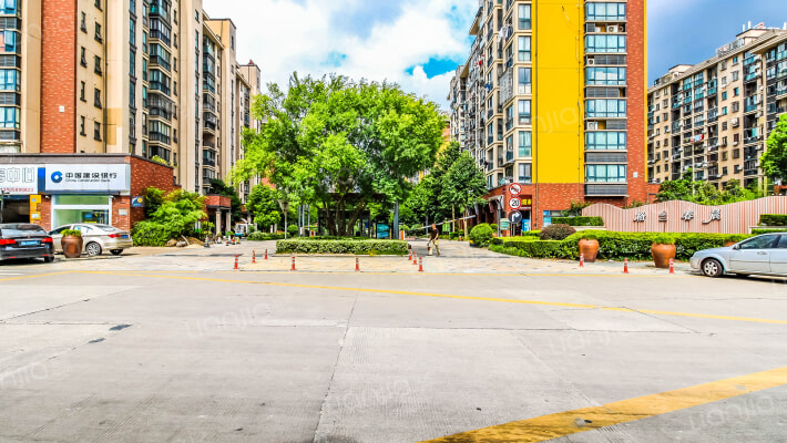 格兰春晨外景图