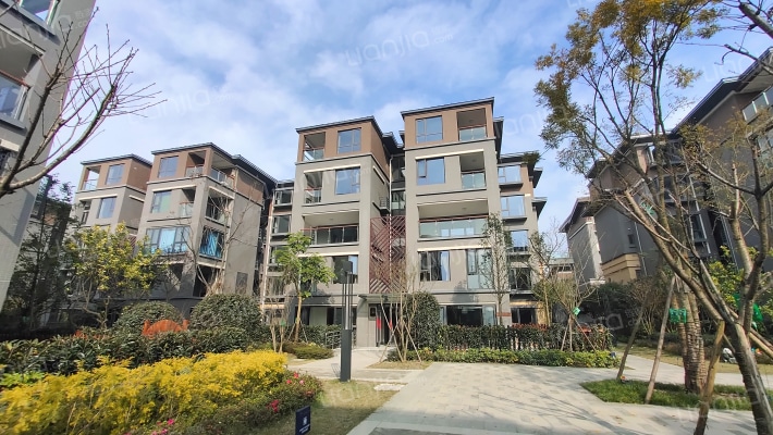 宝信青城外景图