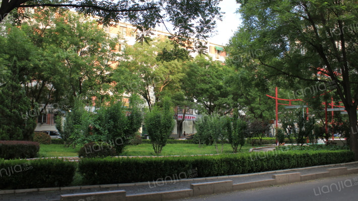 人定湖西里外景图