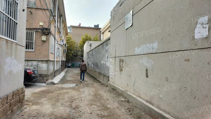 被服厂家属楼外景图