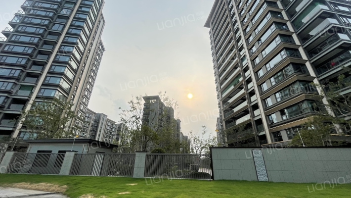 建发云湖上外景图